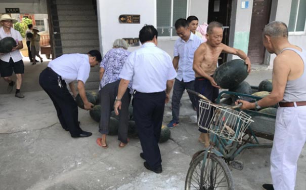 炎炎夏日，為福利院老人送清涼