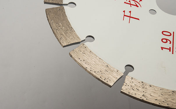 大理石鋸片在切割過程中搖擺是怎么回事呢？