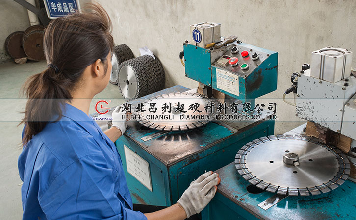 誰都想選擇質(zhì)量穩(wěn)定生產(chǎn)技術(shù)先進(jìn)的花崗巖鋸片,你是怎么選的？